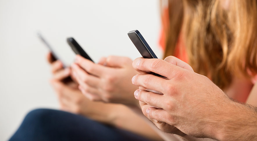 Personnes utilisant des appareils mobiles