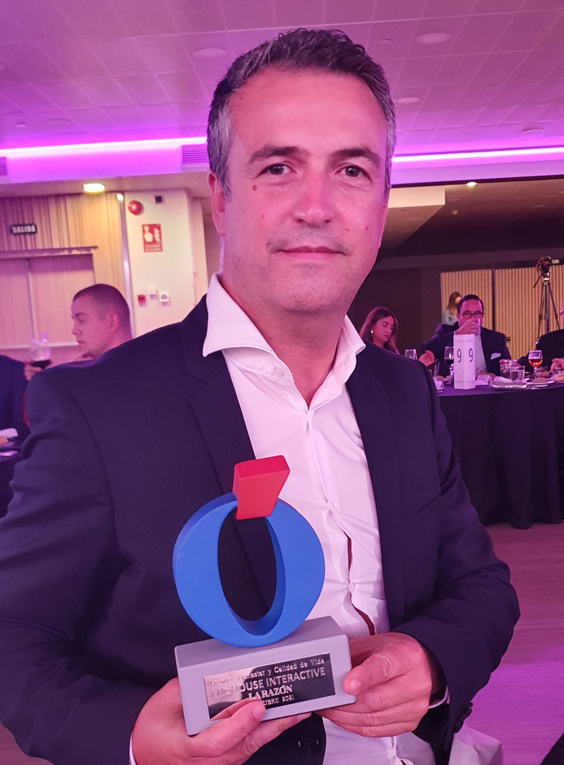Alexandre Miguel Franco Carinhas na het ontvangen van de prijs