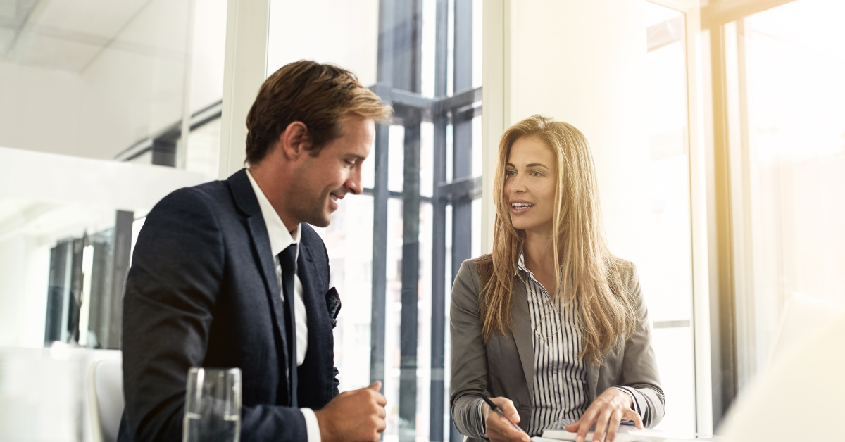 Hombre de negocios hablando con una mujer de negocios