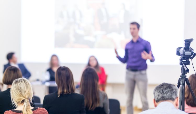 feature-list-img-interactive-internal-communications-and-collaboration Vidéoconférence pour cadres