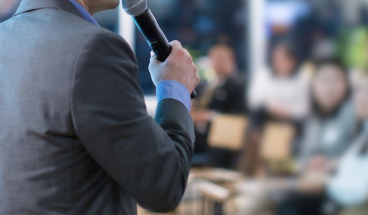 feature-list-img-interactive-investor-relations-shareholder-meetings Personnes utilisant des appareils mobiles