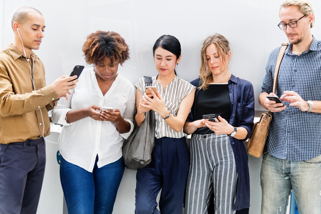 Public cible détenant un téléphone groupe de personnes tenant des appareils pour regarder