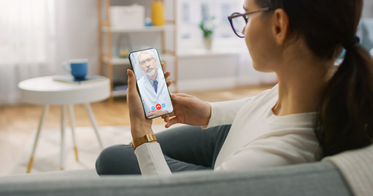 Patiënt gebruikt Remote Patient Observation-technologie op haar telefoon.