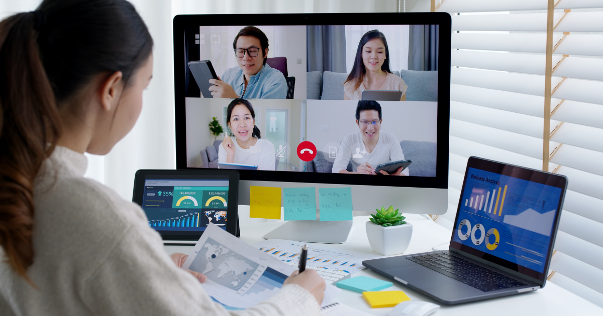 Il team di vendita esamina le analisi e i dati di una videochiamata di vendita