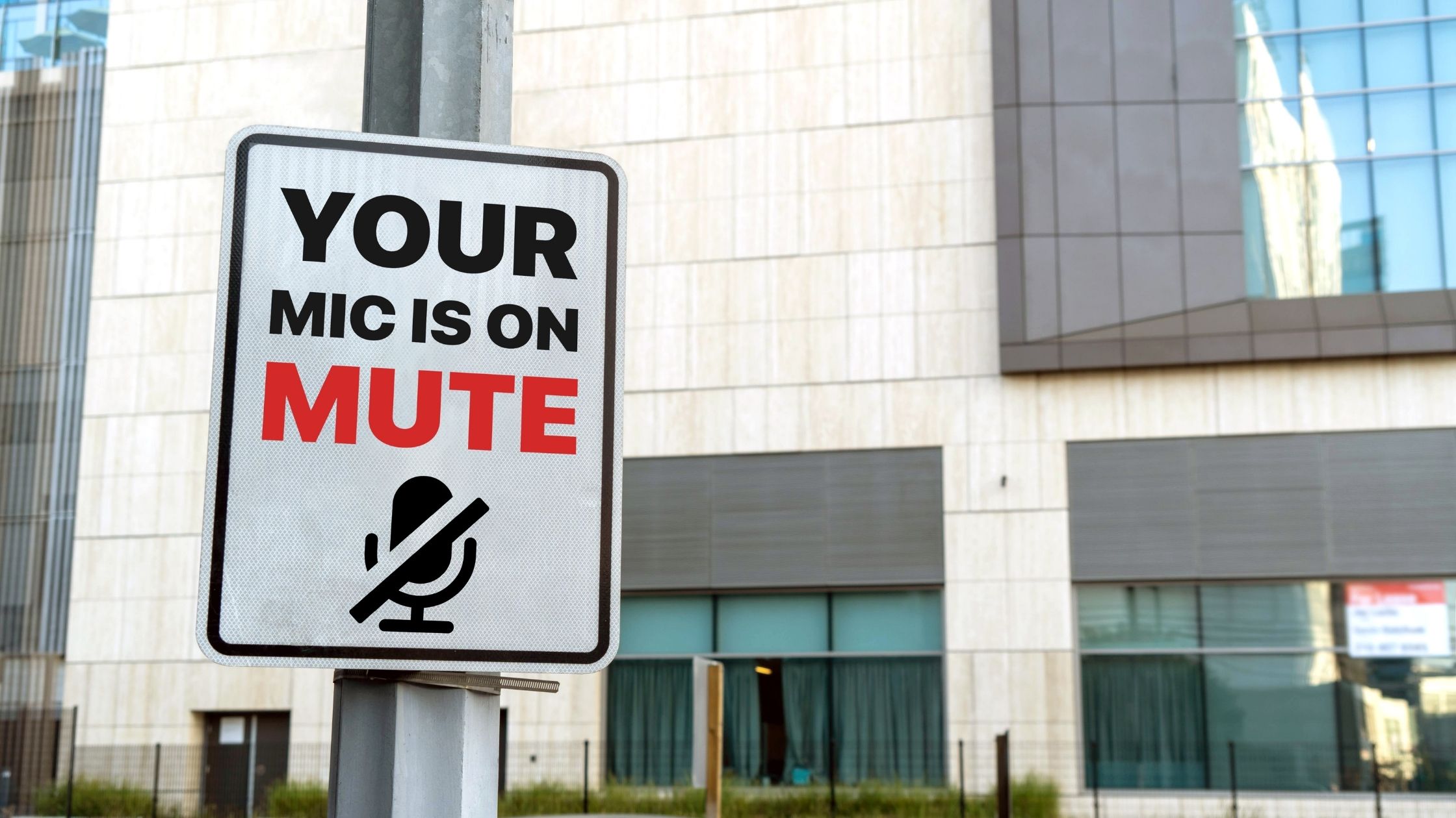 Un panneau de signalisation indiquant "Votre micro est en sourdine".