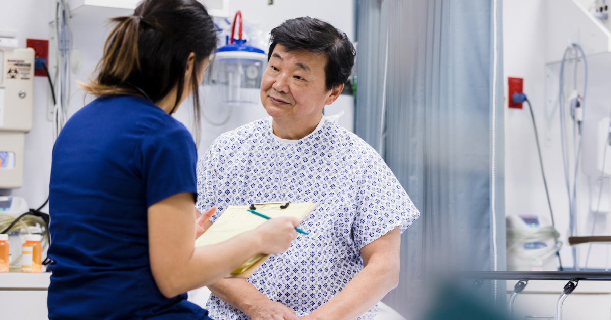 病室で患者のケアをする看護師。