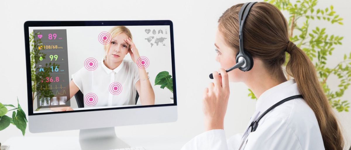 medico donna che fornisce teleassistenza attraverso una piattaforma di cura virtuale su computer