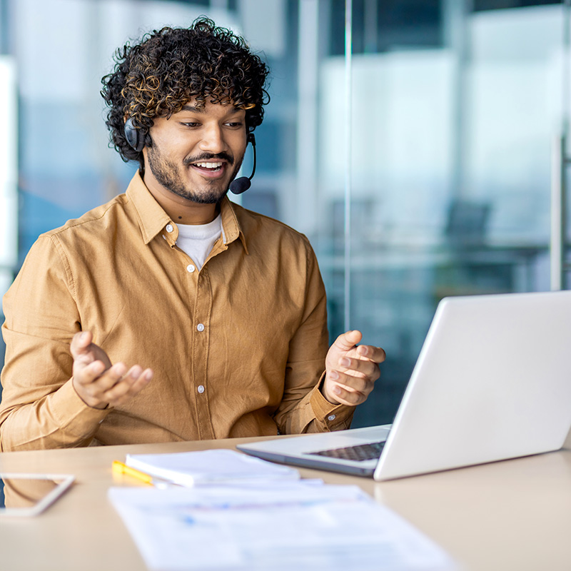 flexibele manier om elkaar te ontmoeten - man videoconferencing.