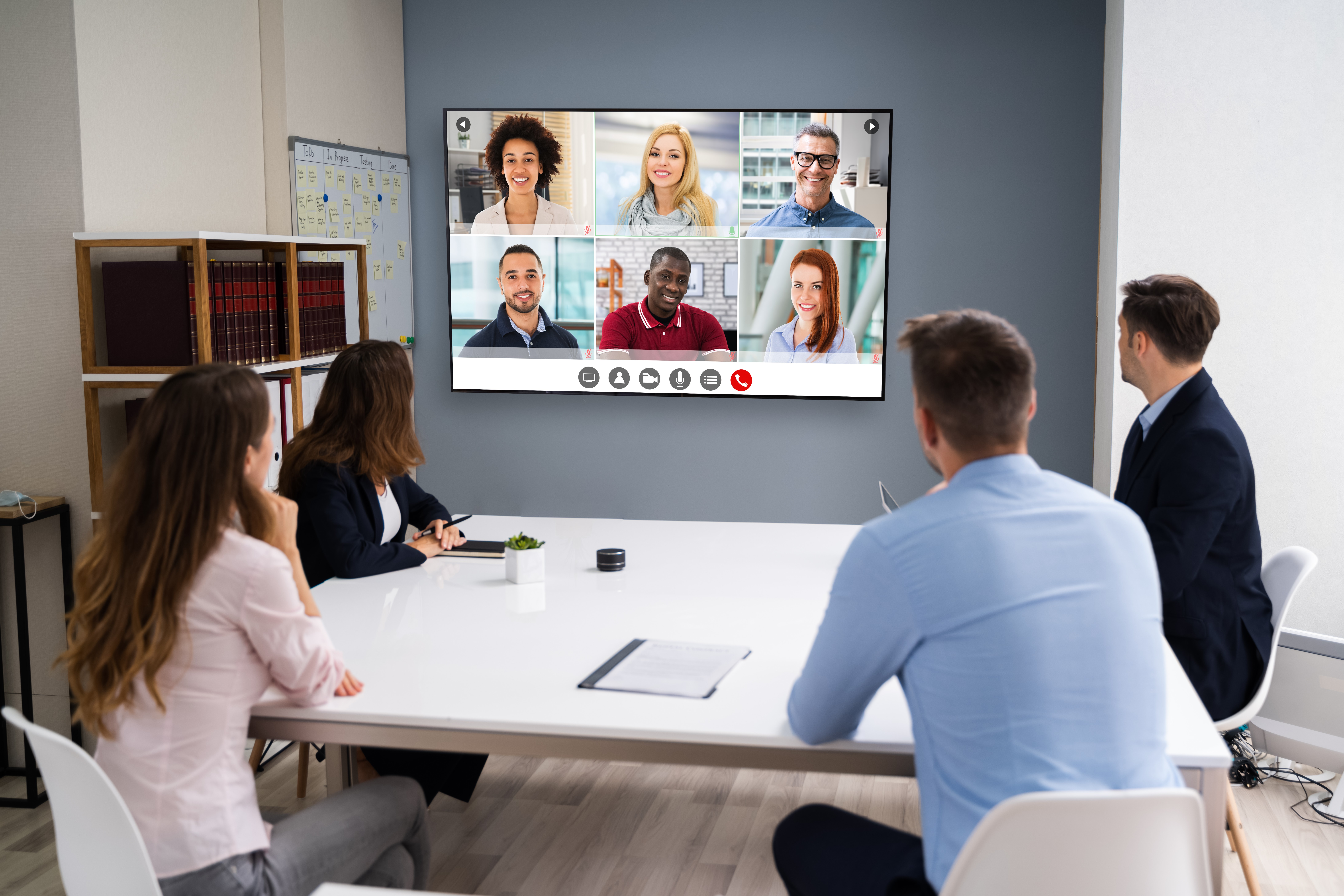 shutterstock_1818069584 virtual meetings with team member