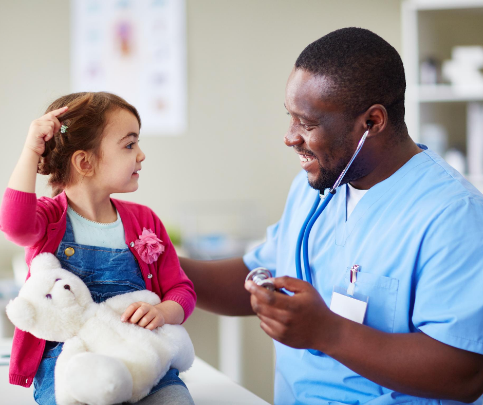 Médecin parlant à un enfant à l'hôpital