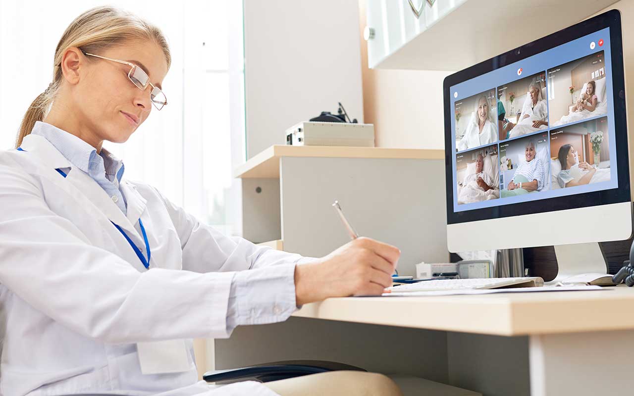 virtuelle Patientenüberwachung Ärztin überwacht Patientin am Computer