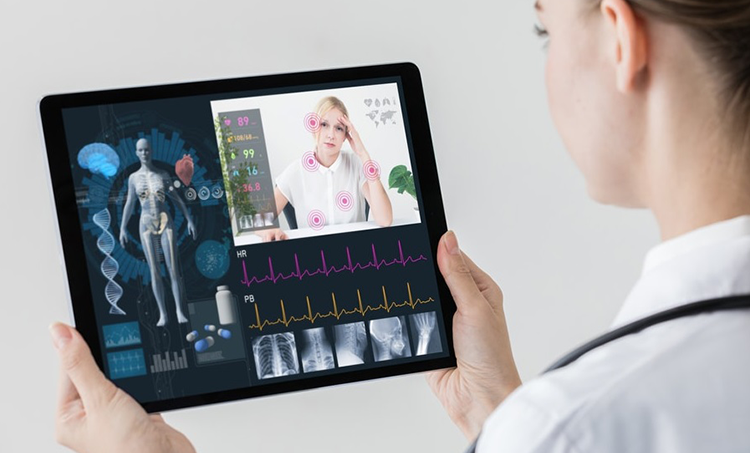 monitoraggio remoto del paziente Il medico monitora il paziente a distanza tramite tablet