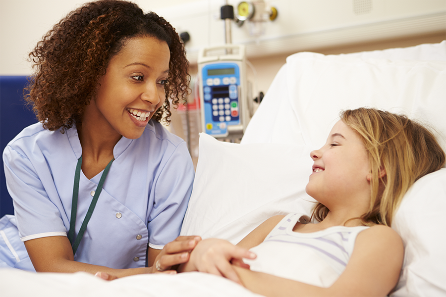 femme médecin parlant à une fille sur un lit d'hôpital