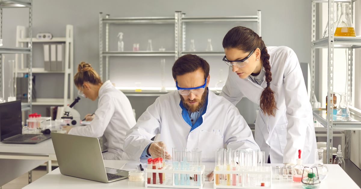 qumu-pharma-blog-2 woman working in a call center setting providing customer translation services
