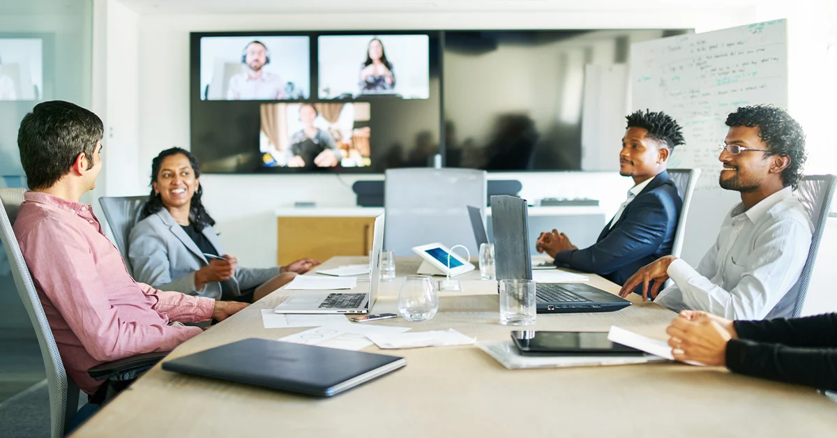 riunione del team con i dipendenti che lavorano da casa