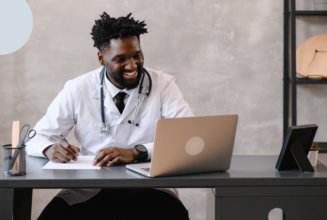 Un médecin s'entretenant avec un patient à l'hôpital, à l'aide d'une tablette.