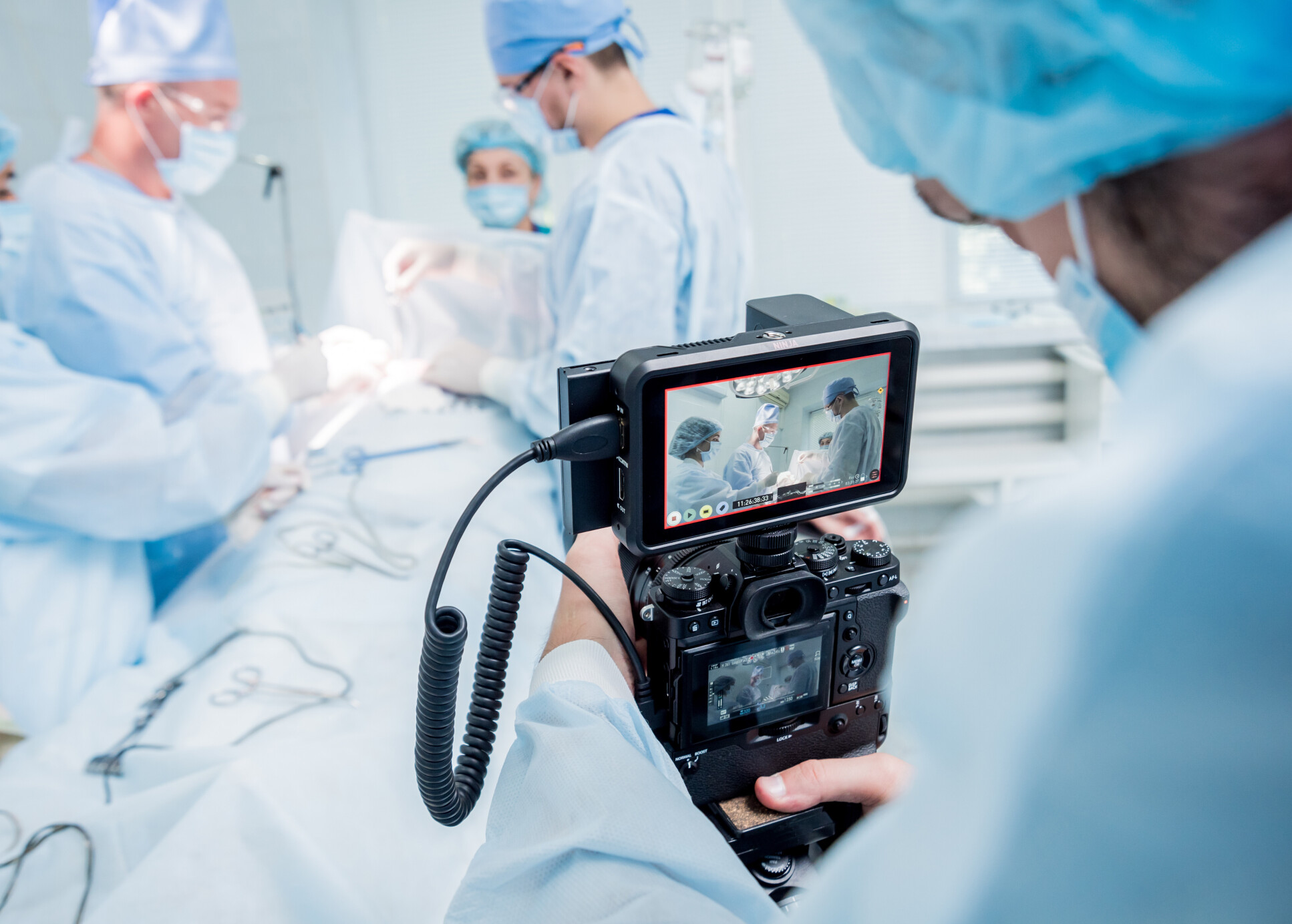 Der Videofilmer filmt den Chirurgen und die Assistenten im Operationssaal