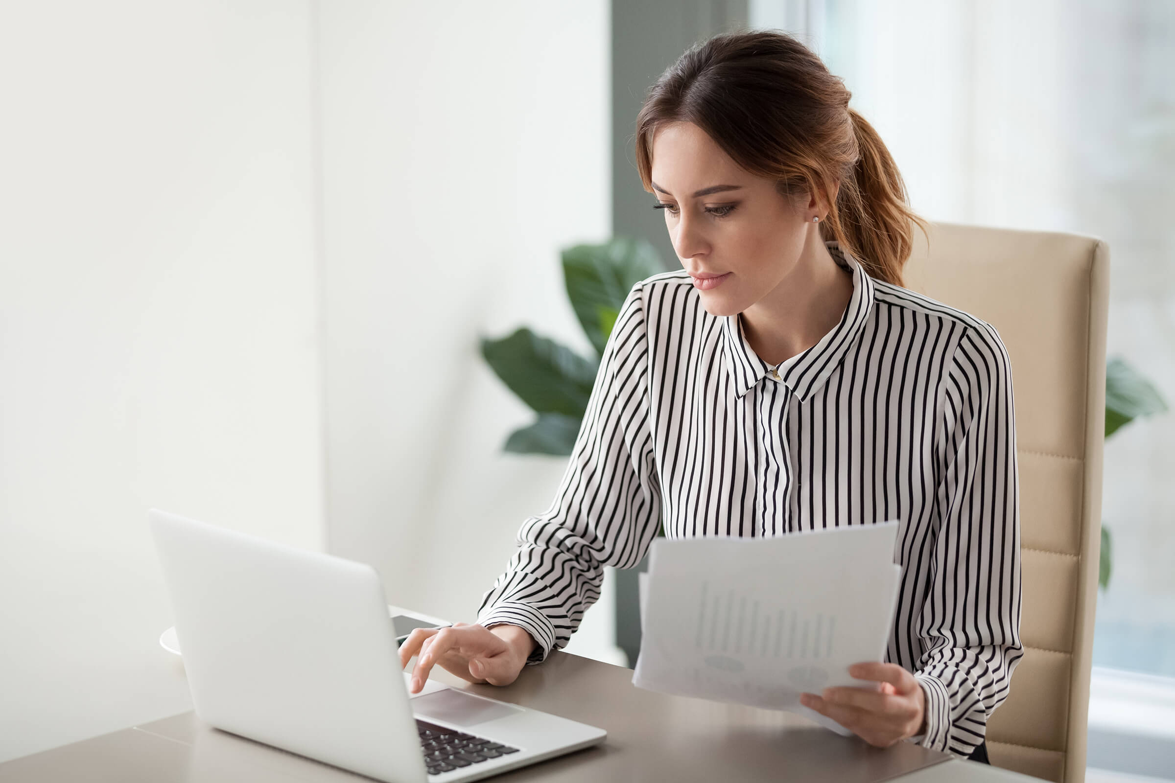 verzekeringsmedewerker doet videotraining