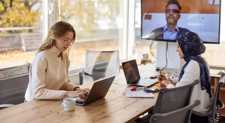 2 empleadas a distancia en un entorno de trabajo híbrido