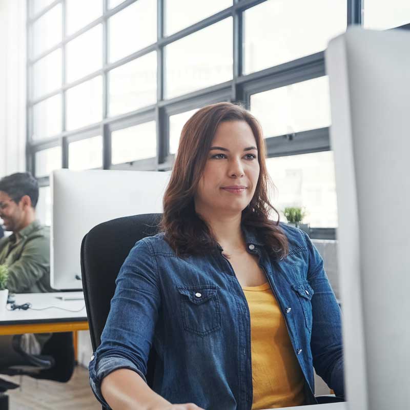 Ufficio,,concentrazione,e,donna,d'affari,con,computer,al,lavoro,online