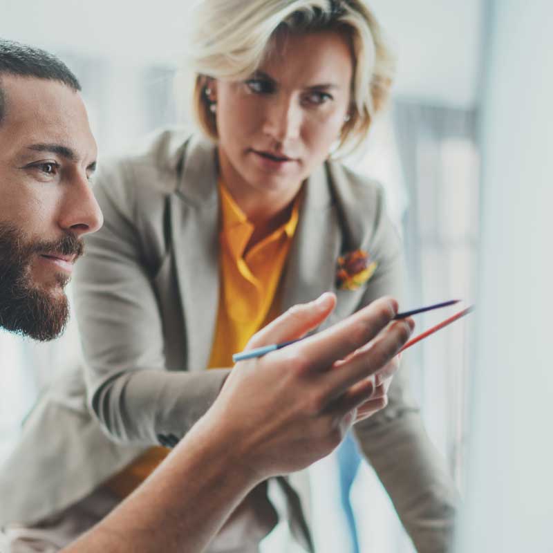 Business,startup,concetto.giovane,uomo,che,lavora,insieme,con,partner,in,moderno