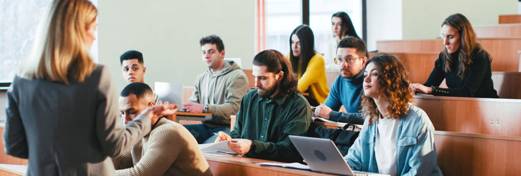 Vue de dos sur une femme professeur à l'université