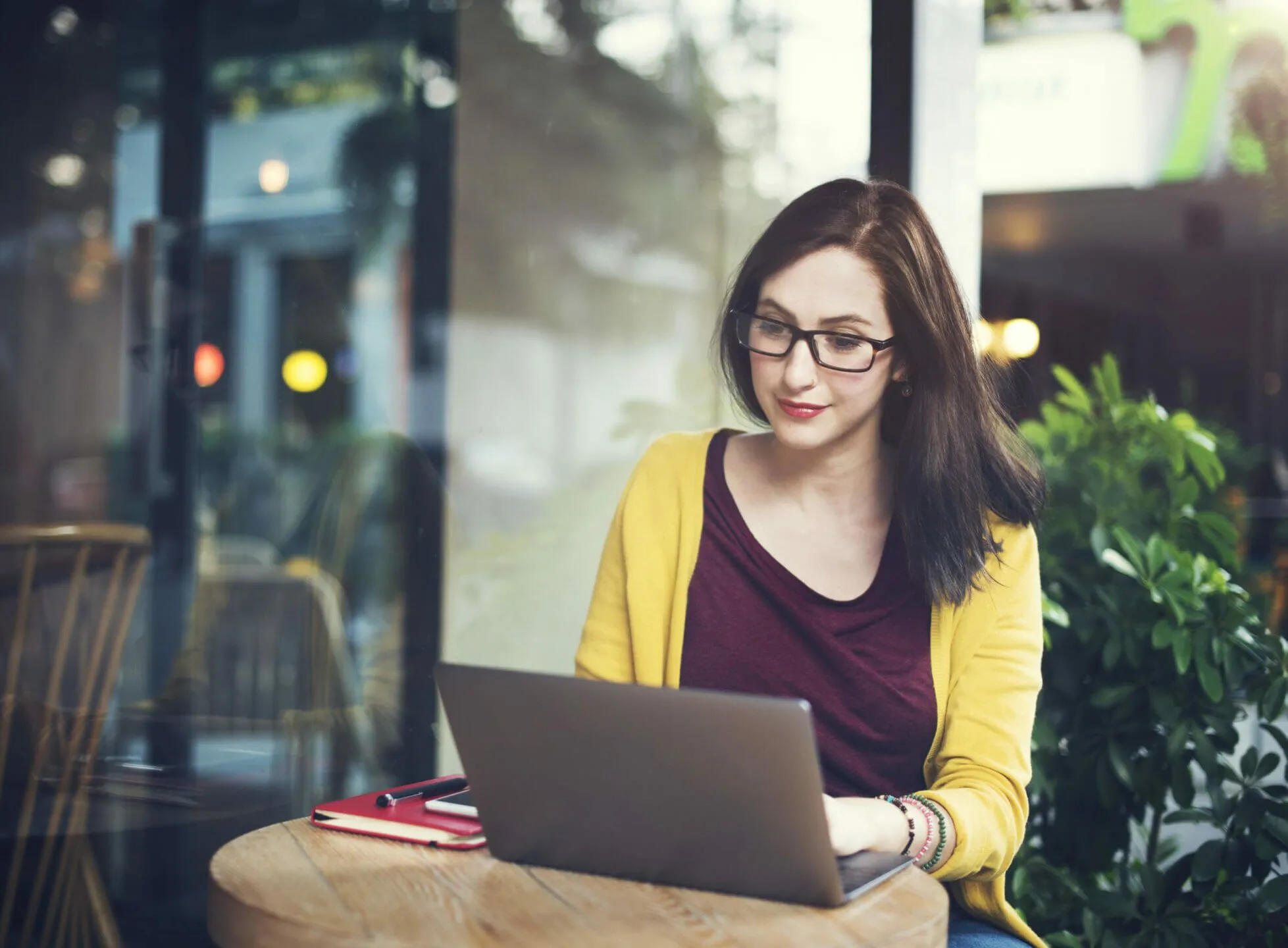 iStock-674892852-a escala-1 Mujer profesional que utiliza un ordenador portátil para buscar y acceder a contenidos digitales de forma eficiente