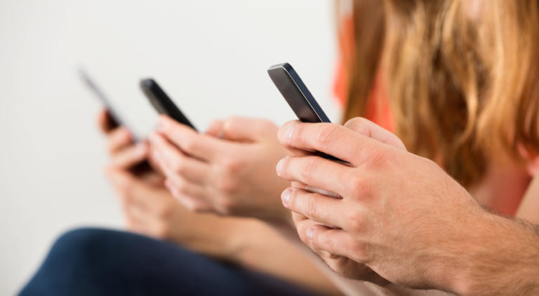 personnes-utilisant-un-appareil-mobile-768x422-1