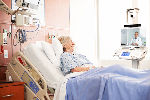 kar-in-kamer-1-e1673643764798 gezin met kind praat met dokter met laptop