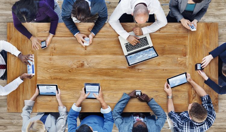 feature-list-img-interactive-multi-platform-compatability Encuestas - Marca corporativa en Mediasite