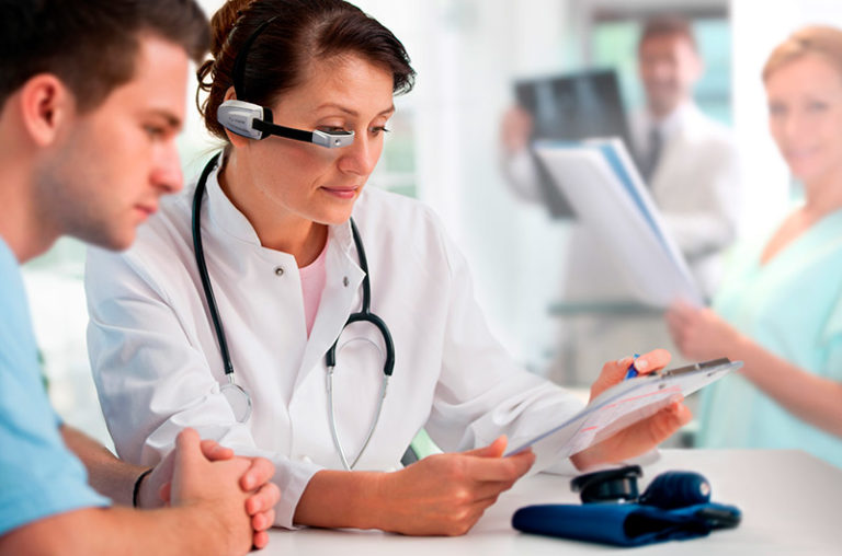 Vuzix_M100_03_personal_médico-768x508